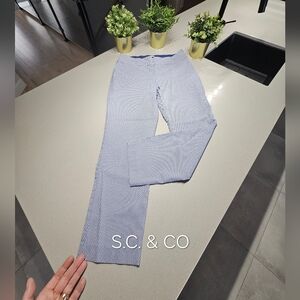 NWOT Pantalon élégant bleu clair avec motifs géométriques blancs